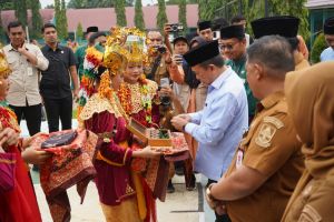 Gubernur Jambi Apresiasi Penyerahan Murid Baru Secara Adat di SMAN 1 Muaro Jambi