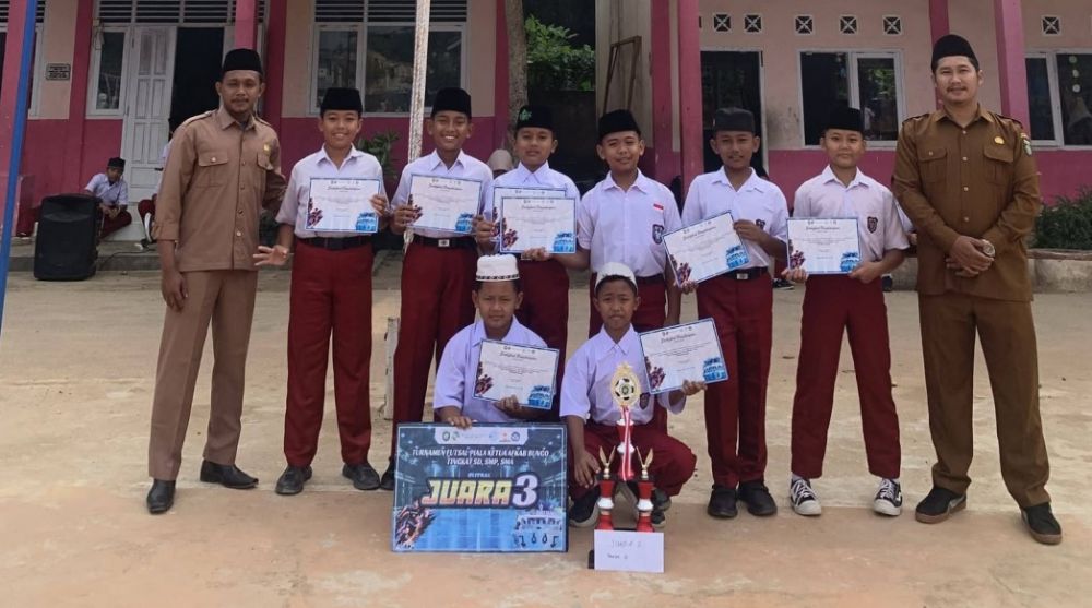 Banggakan Sekolah, Tim Futsal SDIT Ad Dhuha Terima Piagam Penghargaan usai Raih Juara 3