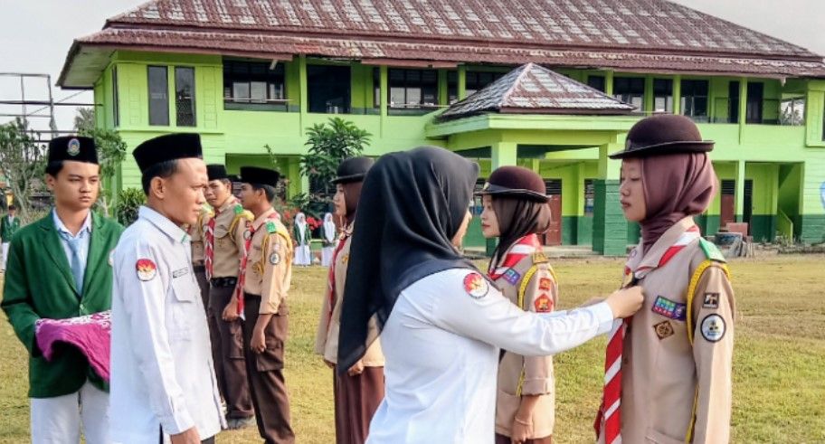 Upacara Bendera di MAN 1 Tebo Berlangsung Khidmat, Dewan Ambalan Pramuka Resmi Dikukuhkan
