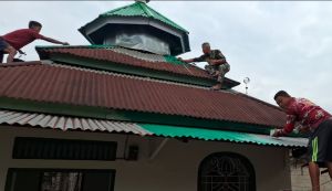 Tak Kenal Panas, Satgas TMMD dan Warga Bungo Percantik Atap Langgar Al-Hikmah