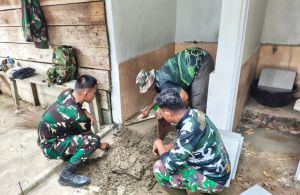 Utamakan Kualitas, Satgas TMMD Pasang Keramik Tempat Wudhu dan MCK Langgar Nurul Fajri