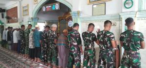 Sholat Berjamaah di Tengah TMMD, Satgas Kodim 0416/Bute Perkuat Kedekatan dengan Warga