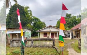 Semarak Bulan Kemerdekaan, TNI dan Warga Bungo Gotong Royong Pasang Umbul-umbul
