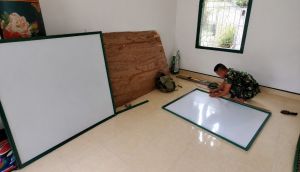 Dukung Pendidikan Agama, Satgas TMMD Buat Papan Tulis untuk Langgar Al-Hikmah