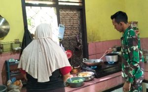 Bantu Orang Tua Asuh Siapkan Sarapan, Satgas TMMD Pererat Kebersamaan dengan Warga