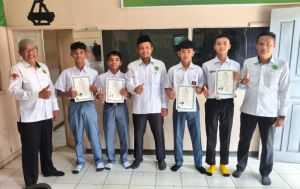 Alumni Kelas IX A Mulai Terima Ijazah, MTsN 7 Bungo Buka Pembagian Tahap Pertama