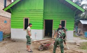 Gerobak Sorong Beraksi, Satgas TMMD Siapkan Pasir untuk Pembangunan MCK RTLH