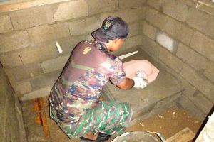 Pasang Kloset MCK RTLH, Satgas TMMD Kodim 0416/Bute Tuntaskan Fasilitas Sanitasi Rumah Warga
