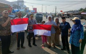Pemkab Dharmasraya Bagikan 500 Bendera Merah Putih, Ajak Warga Kibarkan hingga 31 Agustus