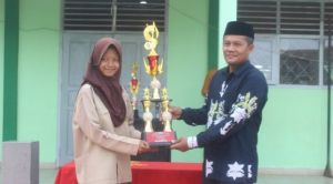 Usai Harumkan Nama Madrasah, Tim MB MTsN 7 Bungo Serahkan Piala ke Kepala Sekolah