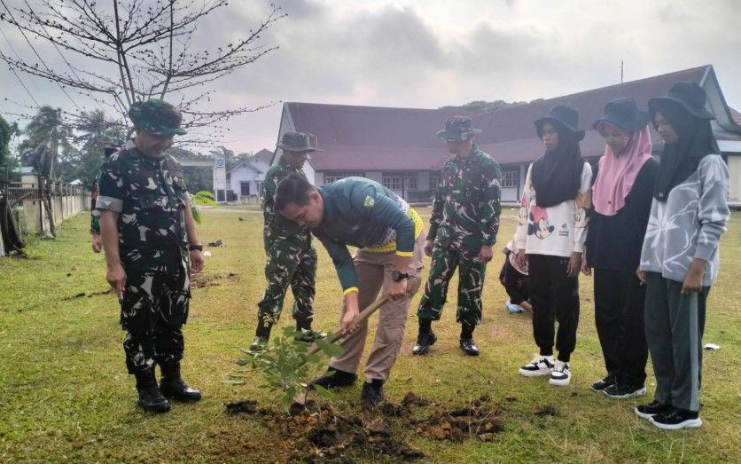 Dukung Penghijauan, Camat Septian Tanam 100 Pohon Bareng Satgas TMMD