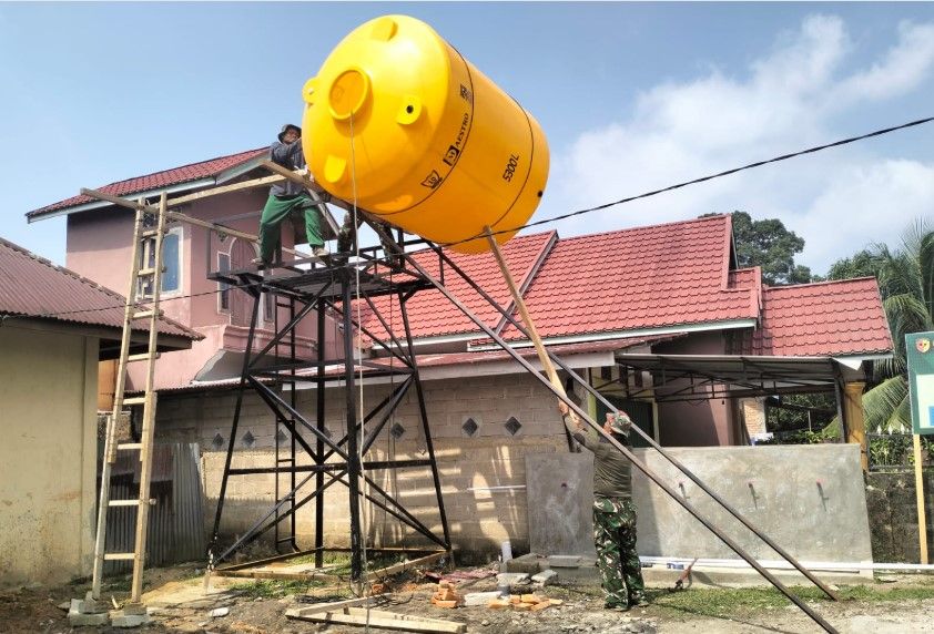 Satgas TMMD Angkat Tandon 5.300 Liter untuk Air Bersih Warga Tanjung Agung