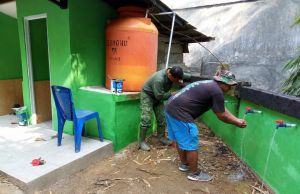 Permudah Jamaah Berwudhu, Satgas TMMD Ke-129 Tambah Kran di Langgar Nurul Fajri