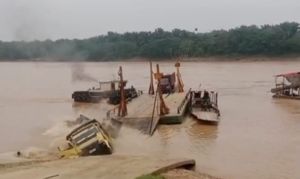 Truk dan Beko Loader Terjun ke Sungai Batanghari di Tebo Ilir, Satu Orang Meninggal