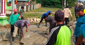 Jelang HUT RI ke-81, Pemdus dan Warga Dusun Empelu Gotong Royong Perbaiki Jalan