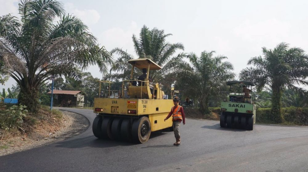 Jalan Sitiung Lama-Pulai Mulai Diaspal, Warga Sambut Perbaikan yang Lama Dinanti