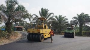 Jalan Sitiung Lama-Pulai Mulai Diaspal, Warga Sambut Perbaikan yang Lama Dinanti