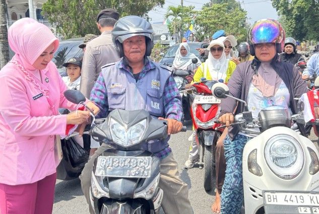 Semarak HUT RI, Polres Bungo Sebar 200 Bendera Merah Putih