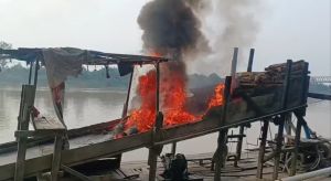 Polisi Tertibkan PETI di Tebo, 10 Rakit Dibakar