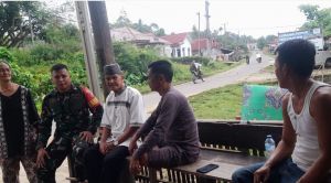 Babinsa Ajak Warga Tepian Danto Peduli Kebersihan dan Keamanan Lingkungan