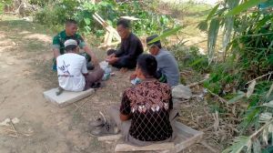 Komsos di Aur Cino, Babinsa Dorong Warga Perkuat Kepedulian terhadap Keamanan Lingkungan