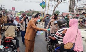 Pemkab Muaro Jambi Bergerak Cepat Hadapi Kabut Asap, Ribuan Masker Dibagikan kepada Warga