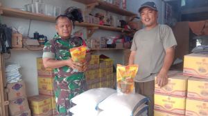 Babinsa Batang Bungo Turun ke Pasar, Pantau Harga dan Stok Sembako