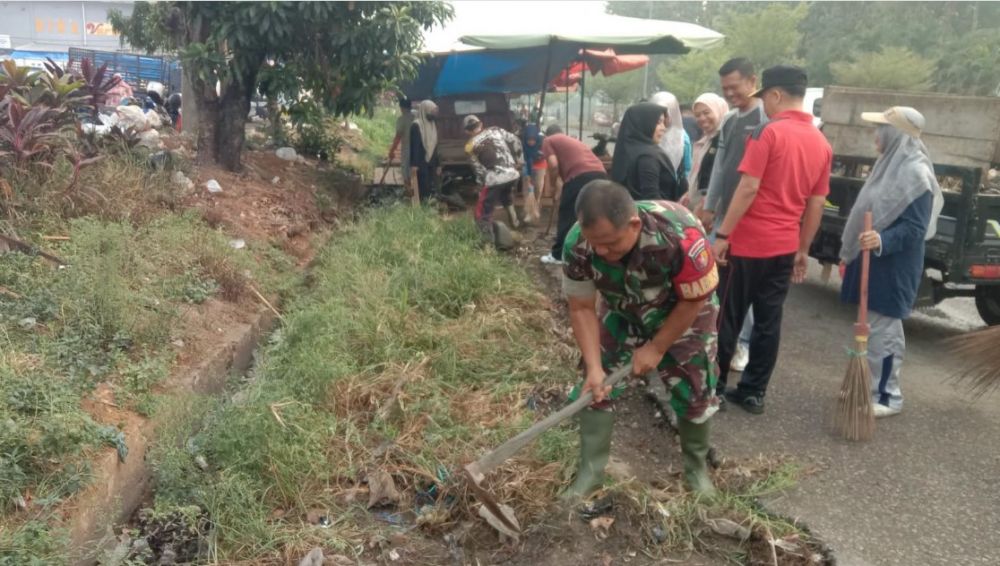 Jumat Bersih di Pasar Atas, Babinsa dan Pemkab Bungo Perkuat Gotong Royong Jaga Kebersihan Lingkunga