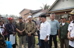 Gubernur Al Haris Serahkan Bantuan untuk Korban Kebakaran Desa Buat, 14 Rumah Terdampak
