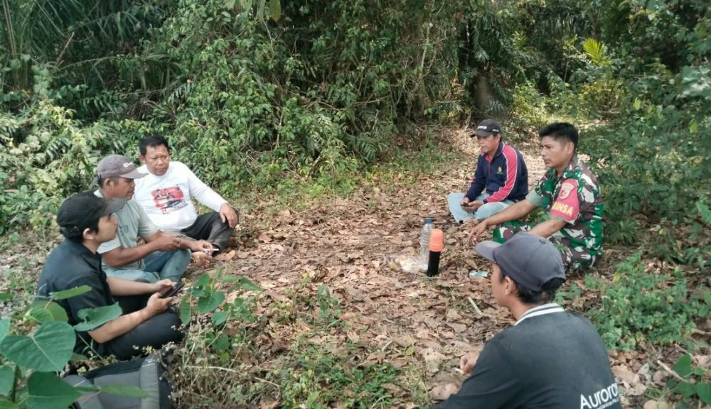 Cegah Karhutla Sejak Dini, Babinsa Sungai Bengkal Sisir Wilayah Rawan di Tebo Ilir