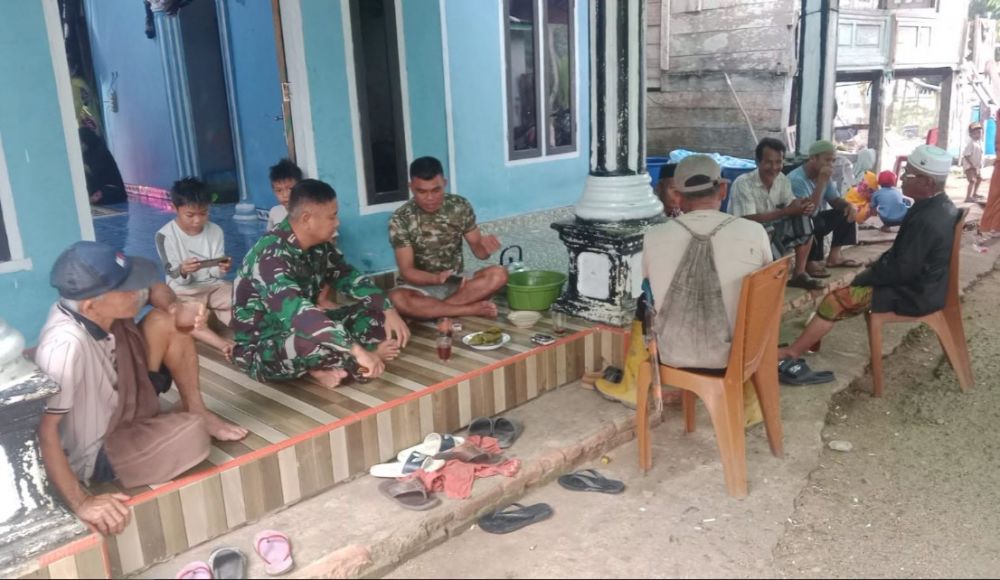 Komsos di Tengah Warga, Babinsa Rantau Pandan Perkuat Kebersamaan dan Jaga Kamtibmas