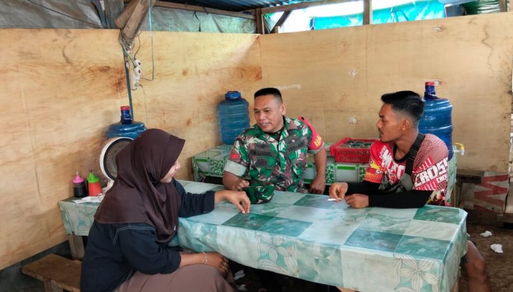 Babinsa Tanah Tumbuh Perkuat Komsos di Warung Kopi, Jaga Kedekatan dengan Warga Tebo Jaya
