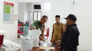 Pastikan Tepat Sasaran, Babinsa Turun Dampingi Penyaluran Bantuan Beras untuk Warga Bathin III