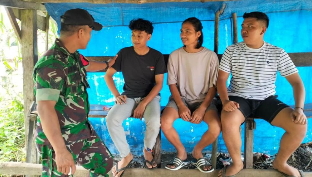 Babinsa Teluk Kuali Perkuat Silaturahmi dengan Warga Lewat Komsos