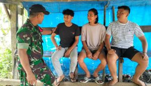 Babinsa Teluk Kuali Perkuat Silaturahmi dengan Warga Lewat Komsos