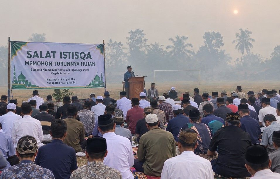 Kabut Asap Menyelimuti, Ratusan Warga Kumpeh Ulu Gelar Salat Istisqa