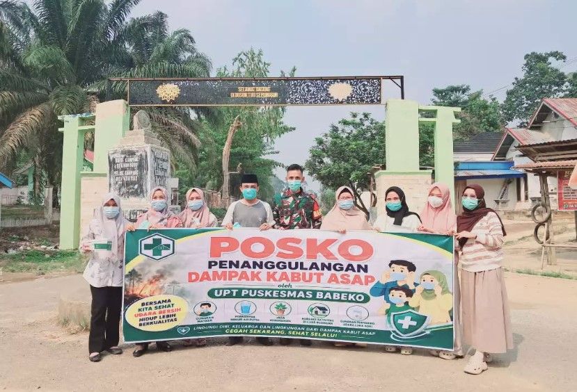 Puskesmas Babeko Bagikan Masker ke Warga, Antisipasi Dampak Kabut Asap