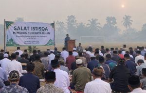 Kabut Asap Menyelimuti, Ratusan Warga Kumpeh Ulu Gelar Salat Istisqa