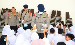 Polda Jambi Bagikan Masker dan Vitamin ke Siswa Sekolah Rakyat di Tengah Kabut Asap