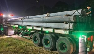 Empat RT di Desa Empang Benao segera terang, tiang PLN tiba