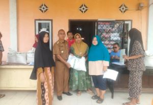 Bantuan Beras Disalurkan ke Warga Lubuk Landai, Camat Taseplin: Semoga Bermanfaat