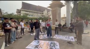 Demonstrasi di Polda Jambi, Mahasiswa Desak Dua Excavator Bobi-Loho Ditangkap Kembali