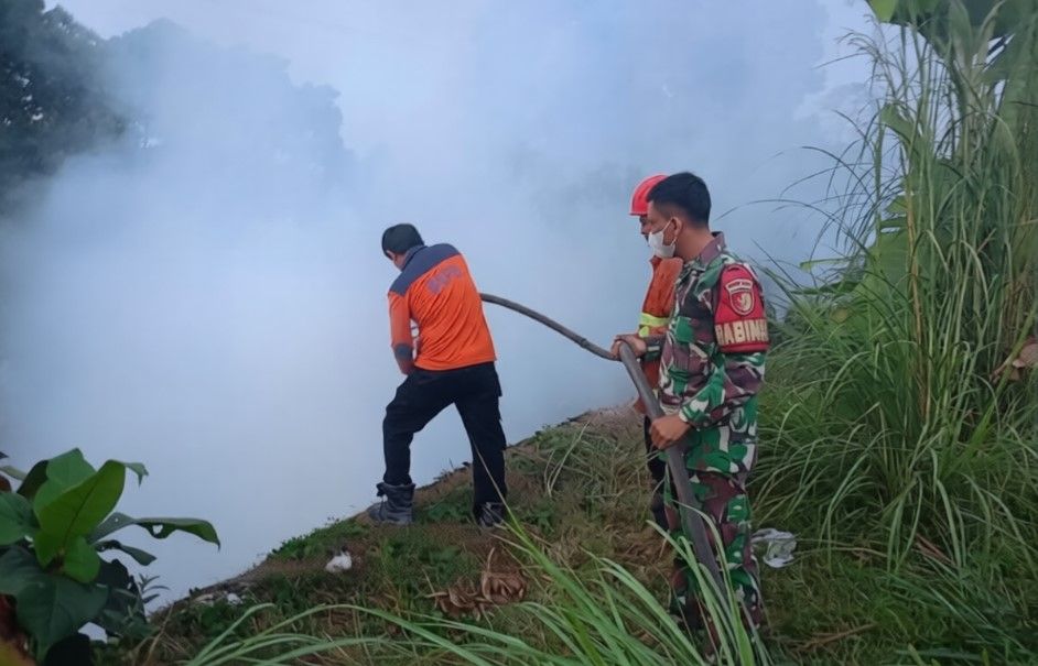 Kebakaran Lahan di Bekas TPS Liar Manggis, Petugas Lakukan Pemadaman dan Ground Check