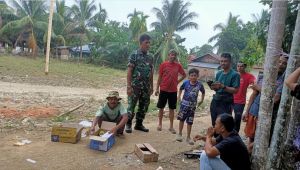 Gotong Royong Bersihkan Desa, Serka Andi Iskandar: Tanggung Jawab Bersama