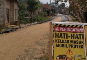 Proyek Jalan Poros Hampir Rp1 Miliar di Tebo Diprotes Warga, Spesifikasi Diduga Tak Sesuai