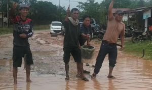 Hujan Bikin Jalan di Tebo Jadi Kubangan, Warga Keluhkan Akses Anak Sekolah