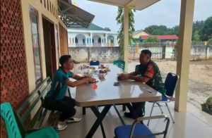 Babinsa Baru Komsos dengan Datuk Rio Kuning Gading, Bangun Sinergi di Desa