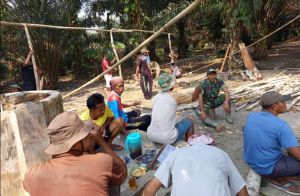 Warga Desa Giri Winangun Kompak Gotong Royong, Babinsa Ikut Bersama