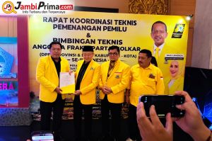 Dari Dinamika Musda ke Konsolidasi! Cek Endra Serahkan SK Golkar Sungai Penuh kepada Hutri Randa