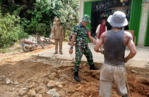 Babinsa dan Warga Rantau Pandan Bersihkan Parit Jelang Musim Hujan